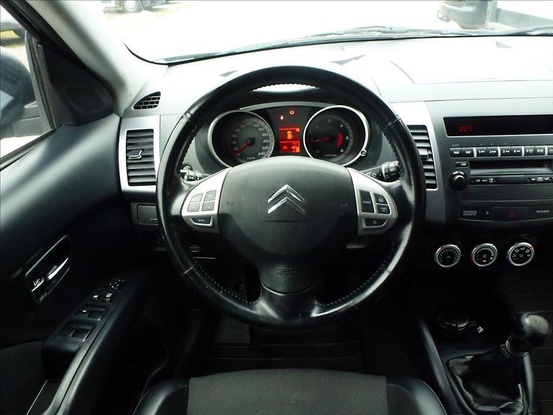 Citroën C-Crosser 2,2 HDi SX 7míst 4x4 - fotka 33 z 53