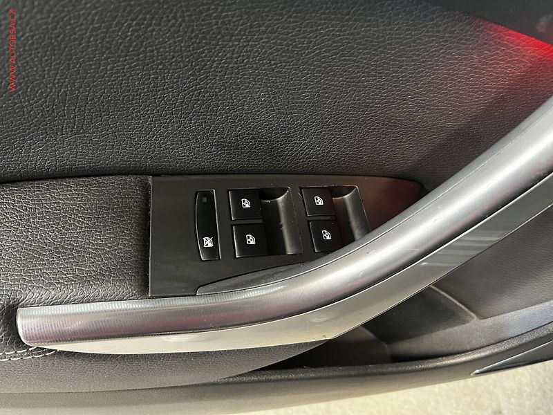 Opel Astra (2011) 1.6i, xenon, autoAC - fotka 12 z 15