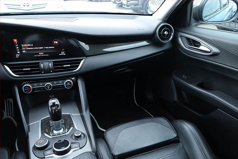 Alfa Romeo Giulia (2017) 2.0 Turbo - fotka 8 z 26