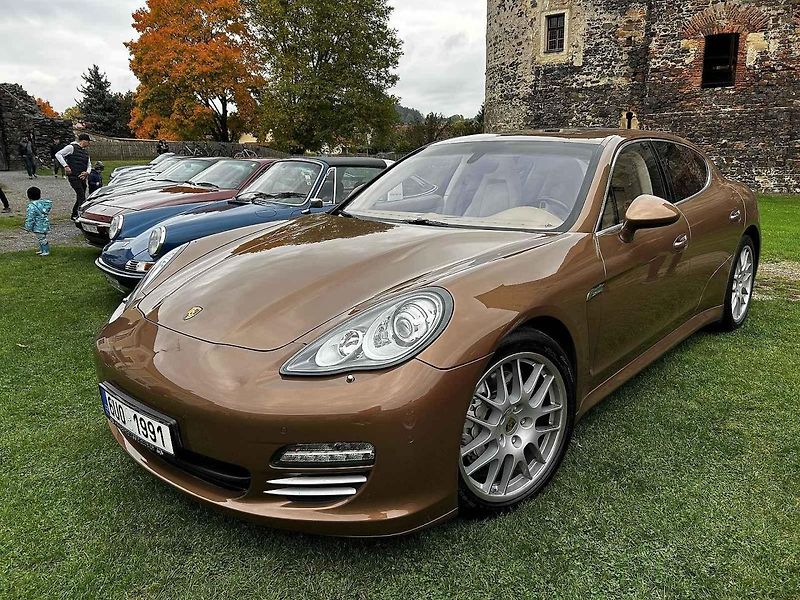 Sraz vozů Porsche ve Švihově na hradě.