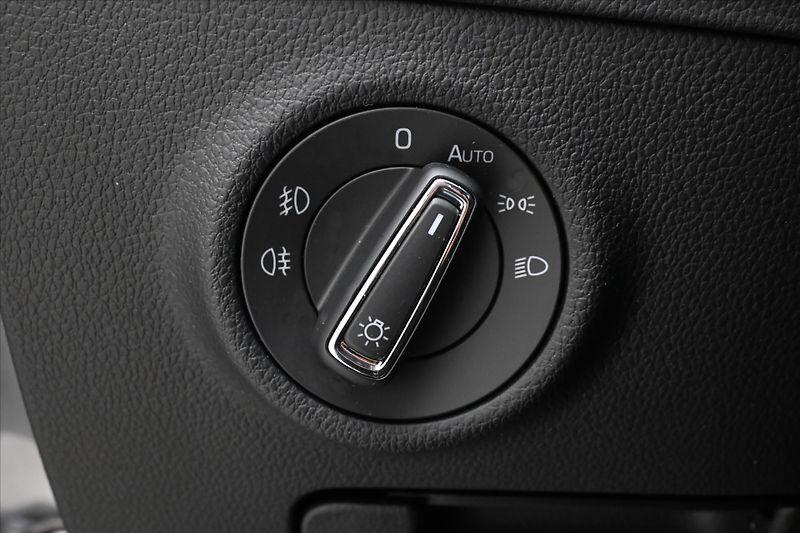 Škoda Superb 2,0 TDI 110 kW DSG TAŽNÉ NAVI - fotka 26 z 31