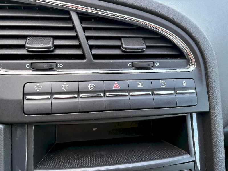 Peugeot 5008 (2015) BlueHDI 84 kW AT Allure PANO - - fotka 17 z 28