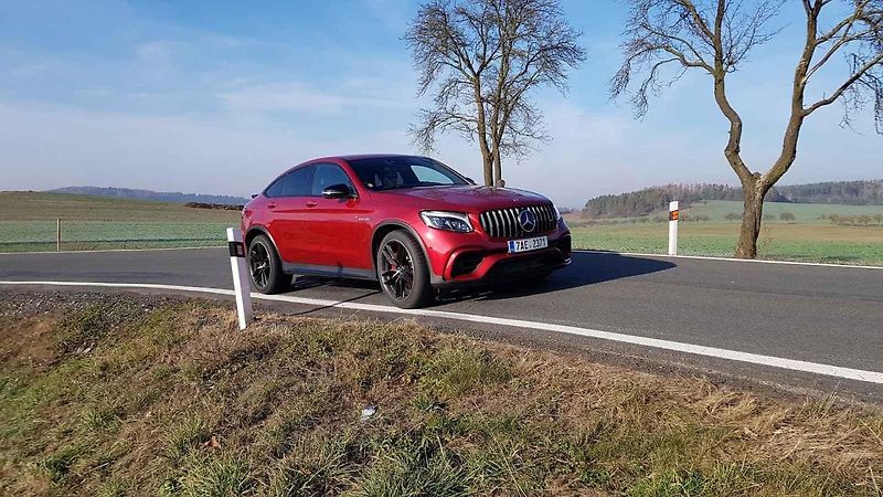 BMW potřebuje více točivého momentu, protože váží o půl tuny víc než Mercedes.