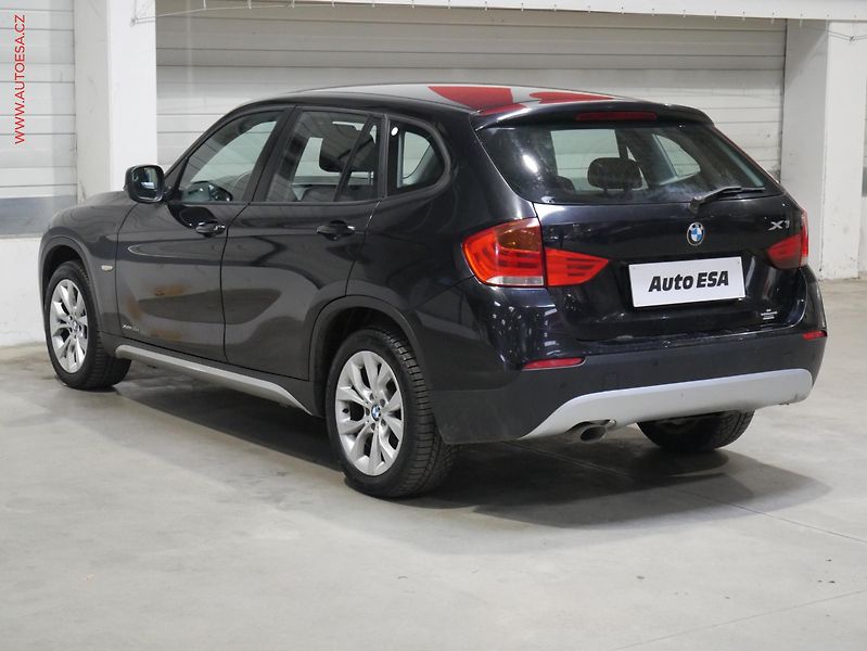 BMW X1 (2010) 2.0 D xDrive18d, AC, park - fotka 6 z 14