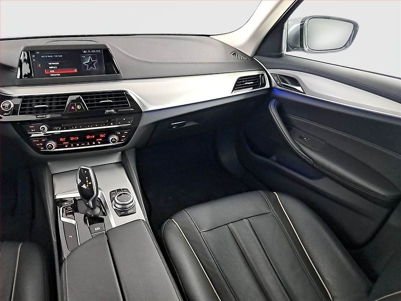 BMW Řada 5 (2017) Luxury Line 520d xDrive, 4X4 - fotka 8 z 28