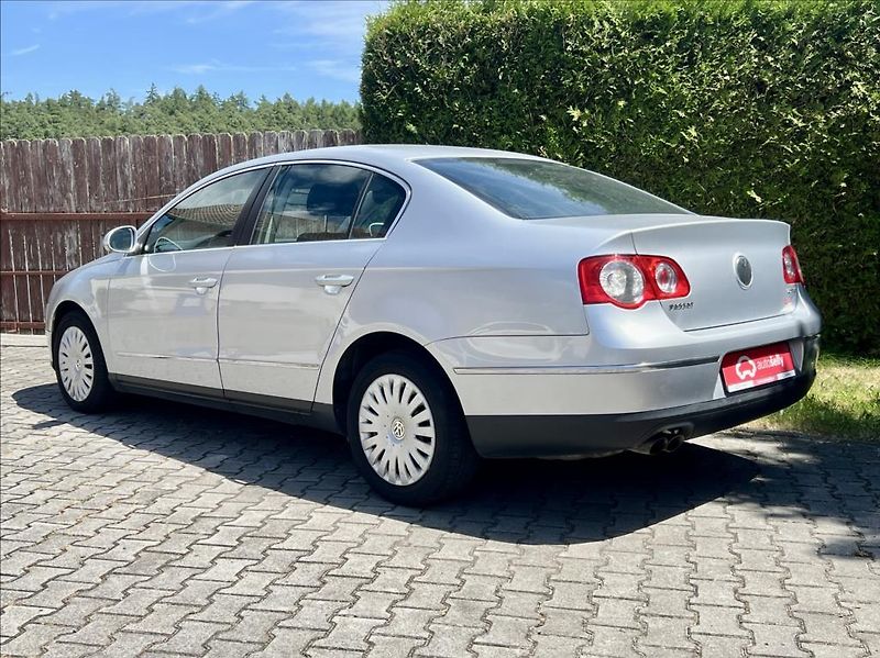 Volkswagen Passat 2,0 FSI  COMFORTLINE - fotka 3 z 28