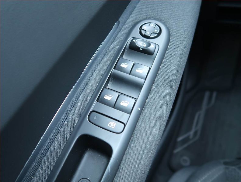 Peugeot 3008 (2016) 1.6 BlueHDi, Automat - fotka 19 z 21