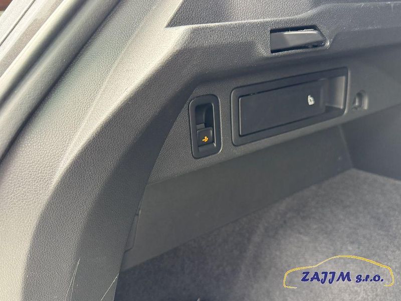 Volkswagen Tiguan 2.0TDI 4x4 + tažné, kamera - fotka 57 z 60