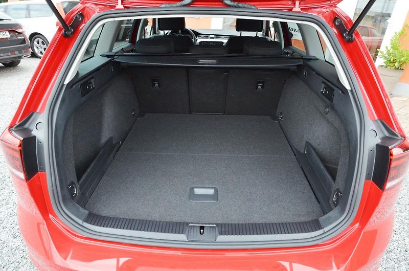 Volkswagen Passat (2021) 2.0 TDi DSG / 77.300km / 1.MAJ - fotka 11 z 42