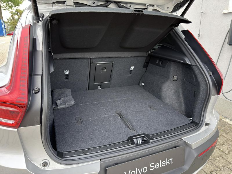 Volvo XC40 B3 FWD // CORE // 1. maj. //ČR - fotka 13 z 36