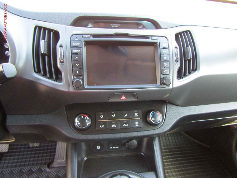 Kia Sportage (2012) 1.6 GDi, xenon, AC - fotka 15 z 21