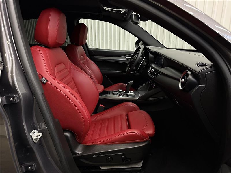 Alfa Romeo Stelvio VELOCE 206kW Q4 H&K PANORAMA - fotka 39 z 42