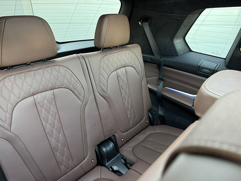 BMW X7 (2021) xDrive 40d M-Paket Pano - fotka 25 z 49