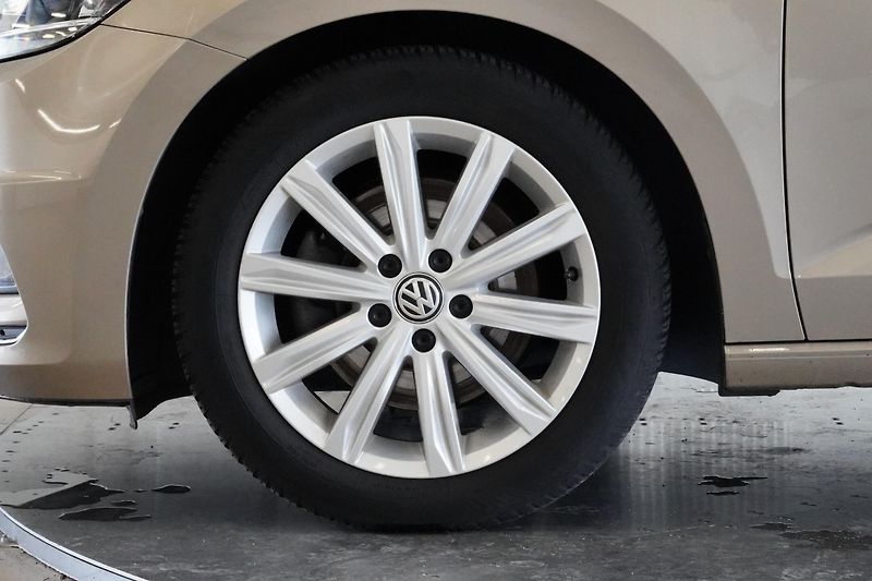 Volkswagen Touran - fotka 9 z 24