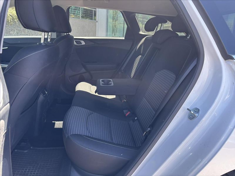 Kia Ceed 1,5 TGDi 118kW AT TOP KAMERA - fotka 11 z 43