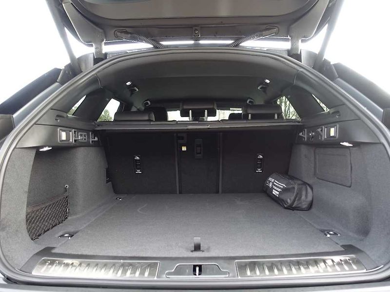 Land Rover Range Rover Velar 3,0 Dynamic SE D300 4x4 aut. - fotka 31 z 38