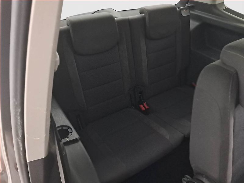 Volkswagen Touran (2012) 1.2 TSI, 7 míst, Navi - fotka 16 z 17