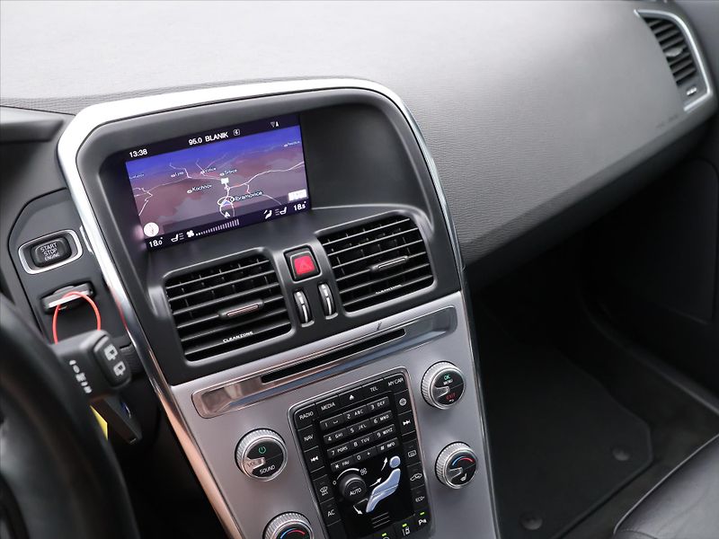 Volvo XC60 2,0 D4 140kW Aut. Summum - fotka 21 z 33
