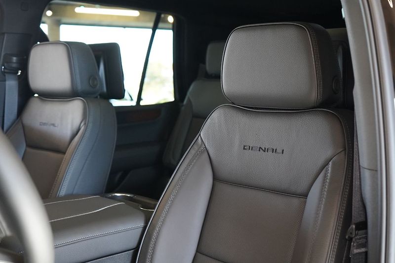 GMC Yukon (2026) Denali 6.2 V8 - fotka 18 z 59