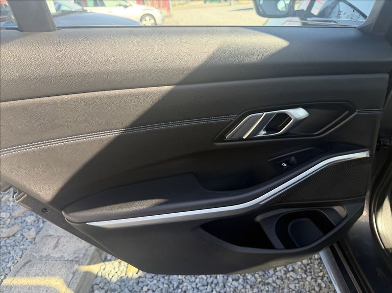 BMW Řada 3 2,0 330i, M-sport,X-drive,CZ, - fotka 10 z 33