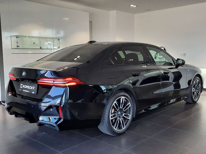 BMW Řada 5 (2025) 520d Sedan M Sport - fotka 6 z 16