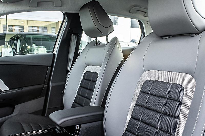 Citroën C4 (2026) 1,2 PLUS benzín 130k Automat - fotka 10 z 18
