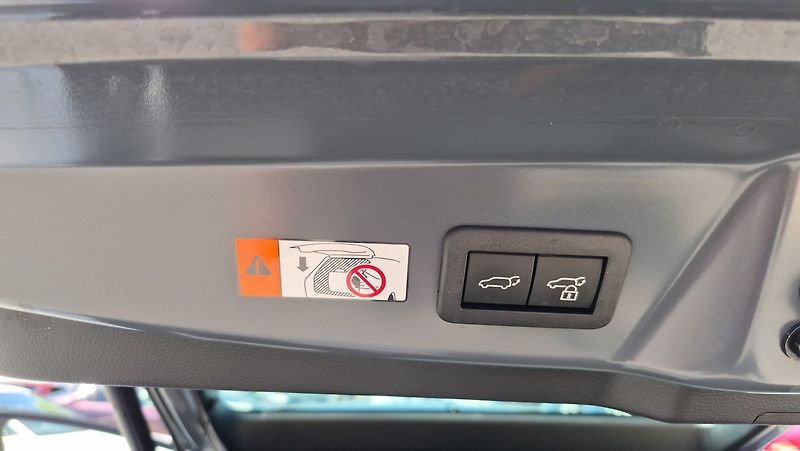 Toyota Prius 2.0PHEV Prestige Skyview - fotka 27 z 30