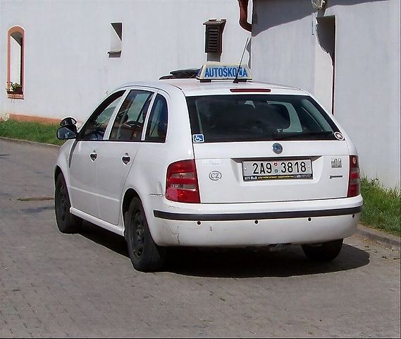 Úspěšná závěrečná zkouška sama o sobě k okamžité jízdě nestačí. Rozhoduje až zápis oprávnění do registru., zdroj: ŠJů/Wikimedia CC BY SA 3.0
