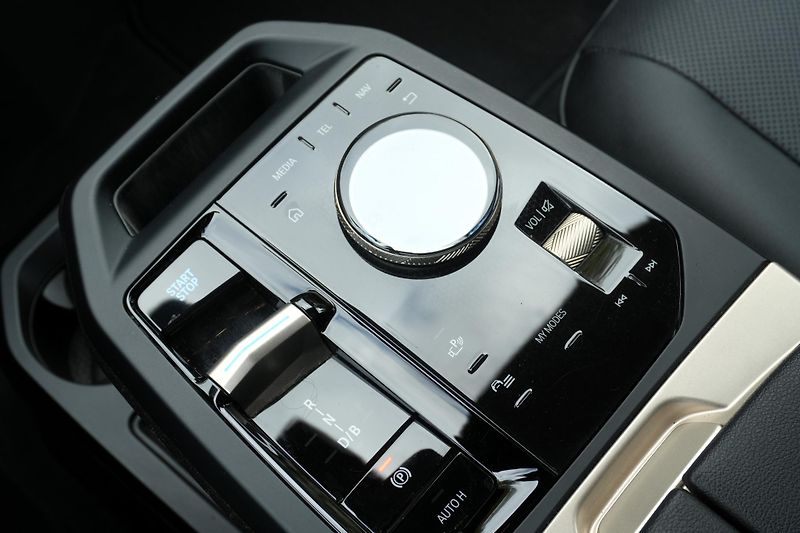 BMW iX 40, SoH 96,8%, SkyLounge,Tažné - fotka 16 z 37