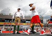 F1 2017 GP Rakouska - Daniil Kvyat (Toro Rosso) a Lewis Hamilton (Mercedes)