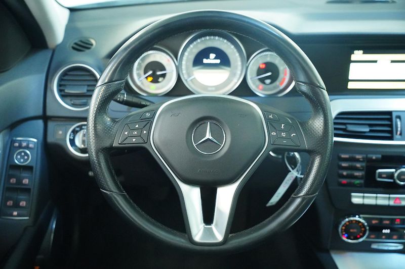 Mercedes-Benz Třídy C - fotka 19 z 26