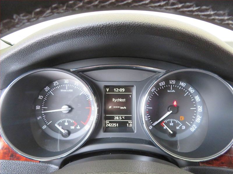 Škoda Superb (2010) Elegance 2.0 TDI, Navi, Xenony - fotka 11 z 16