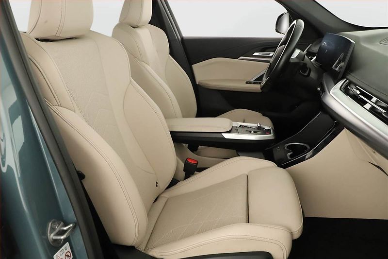BMW iX (2023) xDrive30, SoH 100% - fotka 7 z 28