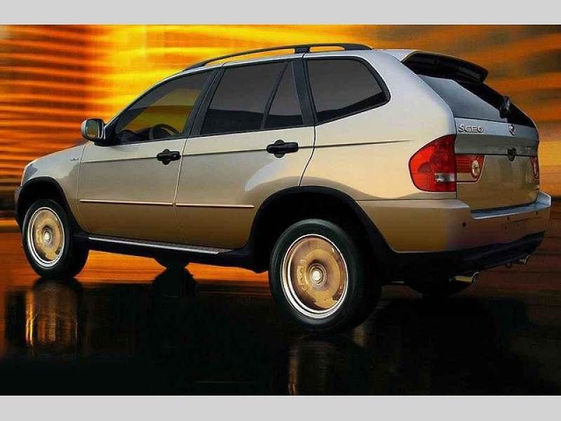 Další kopií, která nadzvedla ze židle zástupce některého z evropských výrobců, je Lifan Xuanlang. Tenhle čínský Ford S-Max stojí ve srovnání s originálem drobné (podle Daily Mail okolo 210 tisíc Kč), tudíž nepřekvapí, že platit designéry prostě nelze.