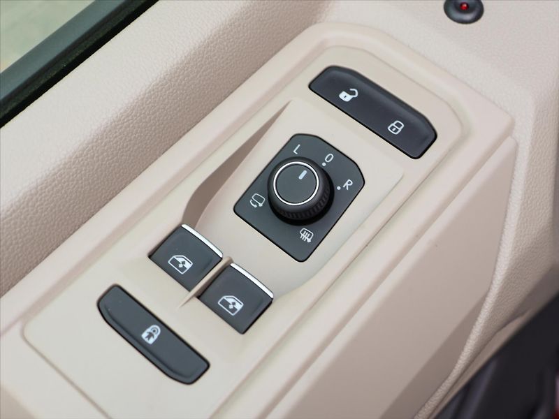 Volkswagen Multivan 2,0 TDI DSG Long Style 7-Míst - fotka 21 z 43