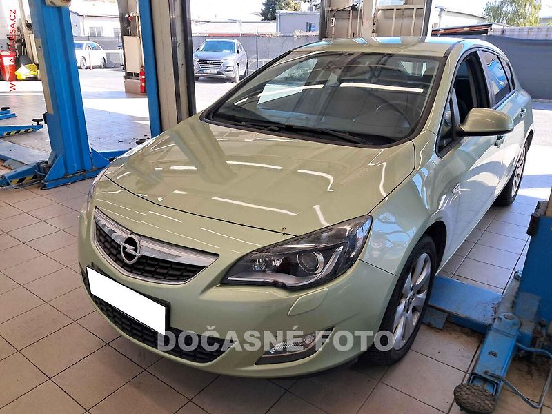 Opel Astra (2011) 1.6i - fotka 1 z 3