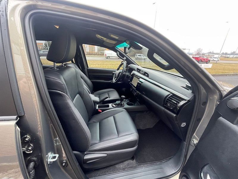Toyota Hilux 2.8 D-4D automat Invincible - fotka 22 z 28