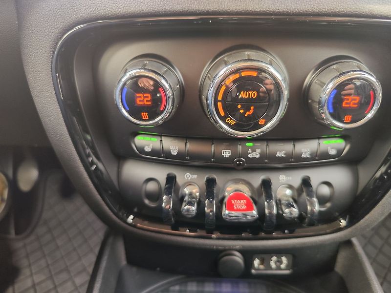 Mini Clubman 1.5/75kW Servisováno - fotka 19 z 27