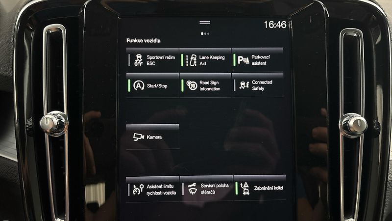 Volvo XC40 2.0 T3 AUT Momentum Pro - fotka 24 z 27
