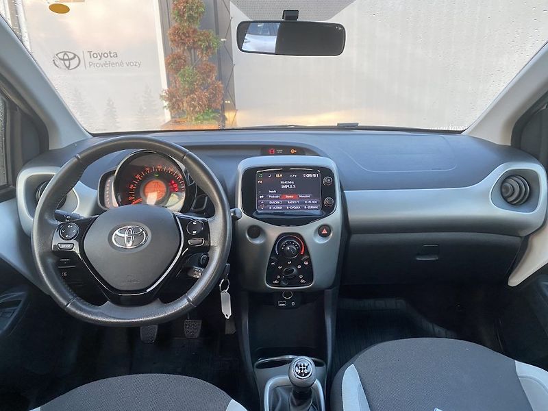 Toyota Aygo 1.0i, ČR-1m, X-Play Style - fotka 9 z 14