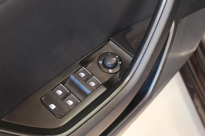 Škoda Superb (2015) 2.0TDI DSG STYLE+ Navi LED - fotka 17 z 43