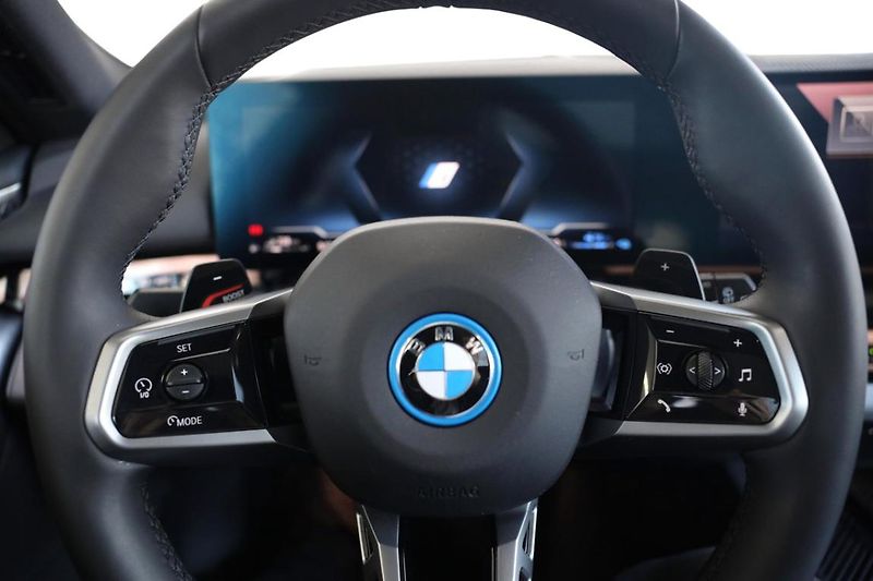 BMW Řada 5 550e xDrive Touring - fotka 31 z 33