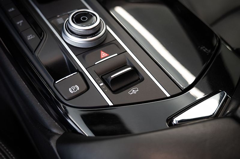 Maserati Levante 360/Pano/Vyhřívaná/Ventilovaná - fotka 15 z 25