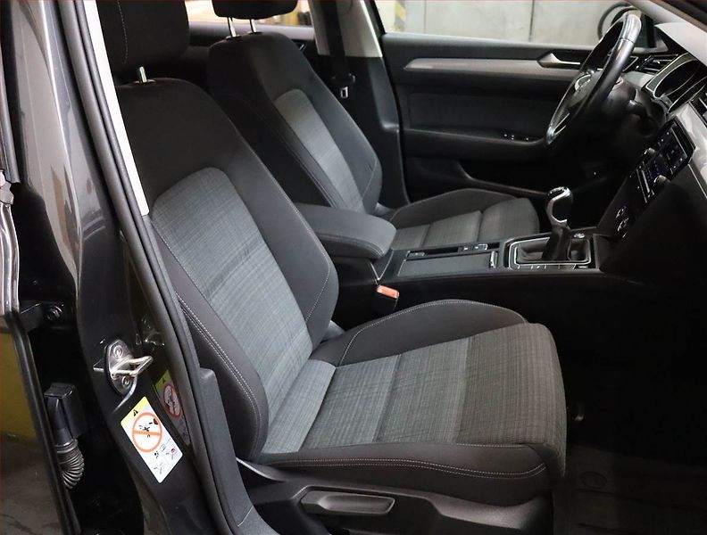Volkswagen Passat (2019) 1.5 TSI, Tempomat - fotka 9 z 25