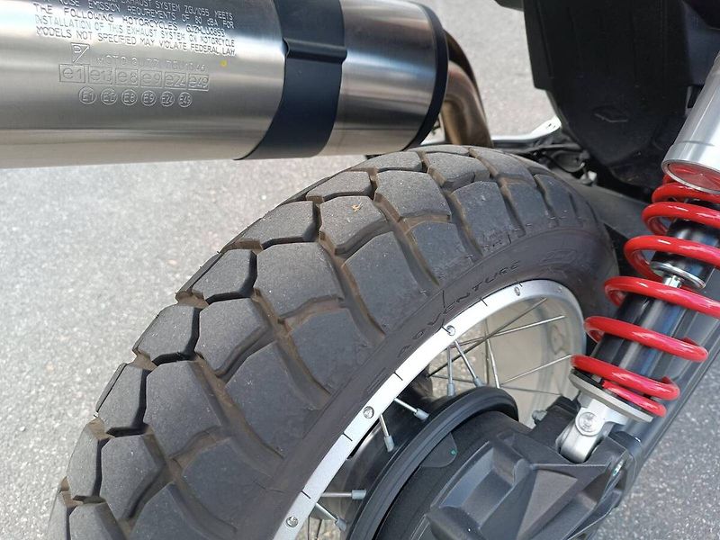 Moto Guzzi V 85 TT (2026) Rosso Fuji - fotka 9 z 13