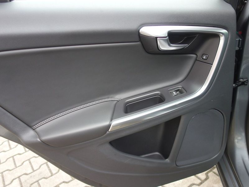 Volvo S60 (2017) 2.0D4 147kW AUT -NOVÉ V ČR - fotka 31 z 38