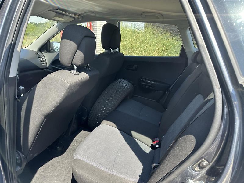 Kia Ceed 1,6 CRDi 85kW Exclusive - fotka 19 z 28