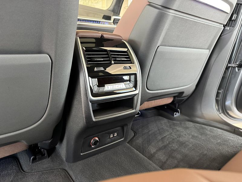 BMW X7 40d xDrive*M-SPORT*REZERVACE! - fotka 44 z 57
