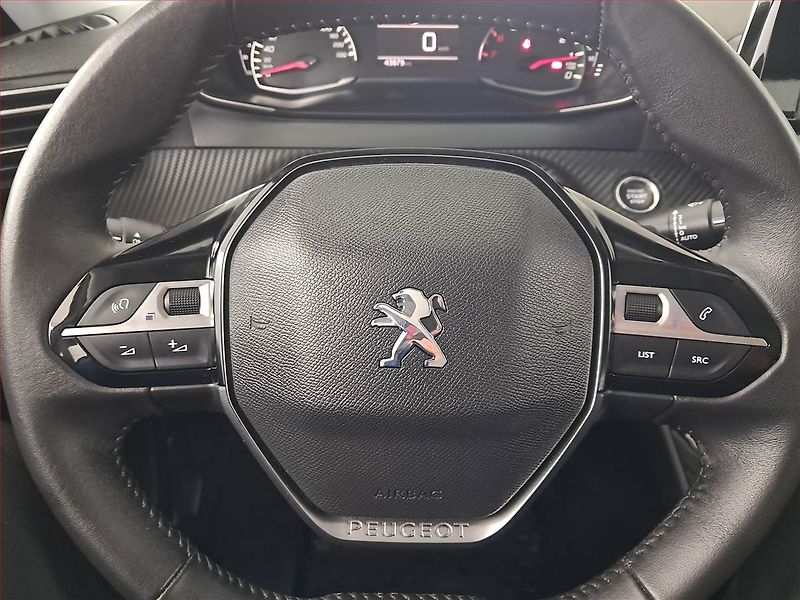 Peugeot 2008 (2023) Allure 1.2 PureTech - fotka 16 z 16