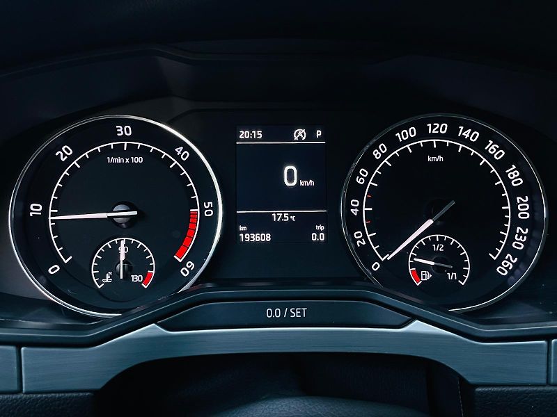 Škoda Superb 2.0TDI AUTOMAT SENZORY LED - fotka 48 z 49